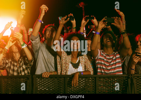 Fans mit Kamera-Handys Jubel beim Musikfestival Stockfoto