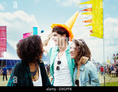 Freunde beim Musikfestival Stockfoto