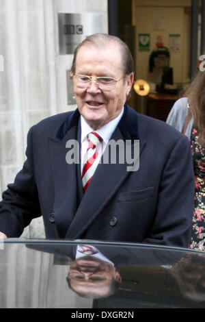 Roger Moore Berühmtheiten sind gesehen verlassen Radio 2 Studios London