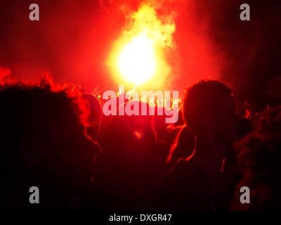 Pyrotechnik anzeigen auf der Bühne beim Musikfestival Stockfoto