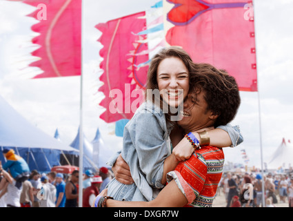 Begeisterten paar umarmt beim Musikfestival Stockfoto