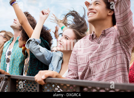Fans jubeln beim Musikfestival Stockfoto