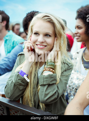 Frau am Handy beim Musikfestival Stockfoto