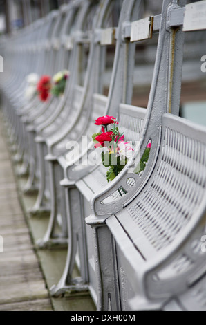 Reihe von Pier Bänke Stockfoto