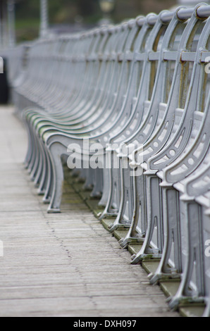 Reihe von Pier Bänke Stockfoto