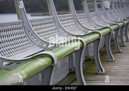 Reihe von Pier Bänke Stockfoto