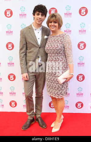 Matt Richardson und seine Mutter, die Ankunft am Tesco Mama von The Jahres Awards 2014, im The Savoy London. 23.02.2014 Stockfoto