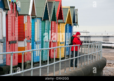 Winter am Strand von Cromer an der Norfolk-Küste im Südosten Englands Stockfoto