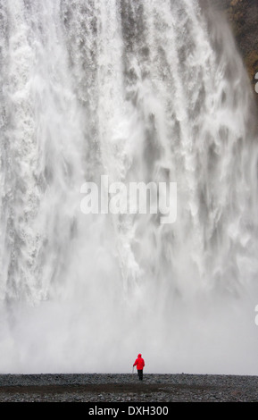 Skogafoss Wasserfall im Südwesten Islands (Model Release) Stockfoto