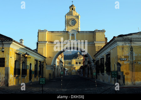 Die Kirche La Merced angesehen durch Arco de Santa Catalina, die Sankt Catalina Arch entlang 5 Avenida Norte Stockfoto