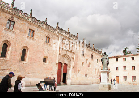 Statue des Augustiner Mönch Fray Luis Ponce vor der 16. plateresken-Fassade der Universität Salamanca Stockfoto