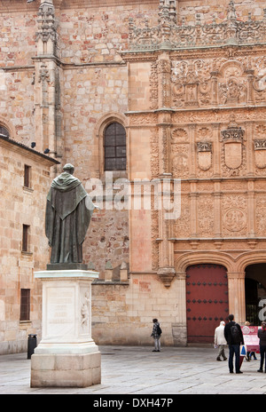 Statue des Augustiner Mönch Fray Luis Ponce vor der 16. plateresken-Fassade der Universität Salamanca Stockfoto