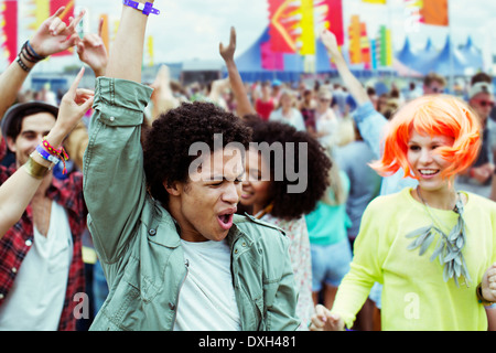 Freunde, tanzen und jubeln beim Musikfestival Stockfoto