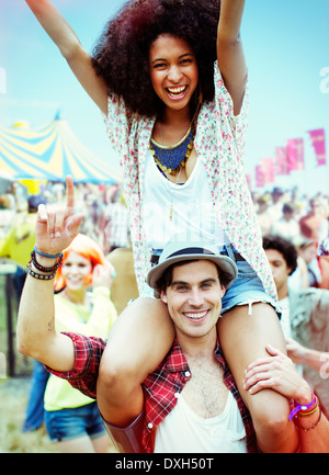 Porträt des Mannes Schultern beim Musikfestival begeisterte Frau weitermachen Stockfoto