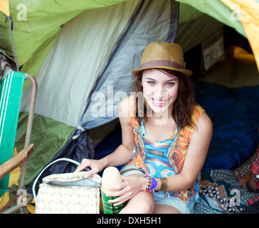 Porträt der lächelnde Frau im Zelt beim Musikfestival Stockfoto