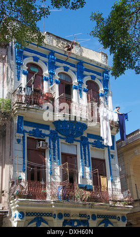 Frau hängende Wäsche aus blau und weiße Gebäude Paseo de Marti zentralen Havanna Kuba Stockfoto