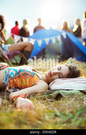 Frau in DIAdem schlafen draußen Zelt Musik Festival Stockfoto