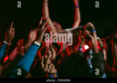 Mann Crowdsurfing beim Musikfestival Stockfoto