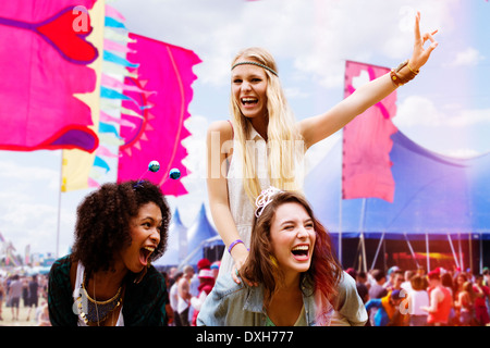 Frau Huckepack begeisterten Freund beim Musikfestival Stockfoto
