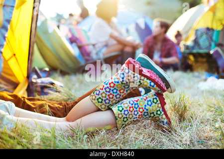 CoupleÍs Beine ragte aus Zelt Musik Festival Stockfoto