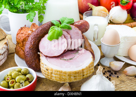 Komposition mit verschiedenen Lebensmitteln wie Fleisch und Milchprodukte Stockfoto