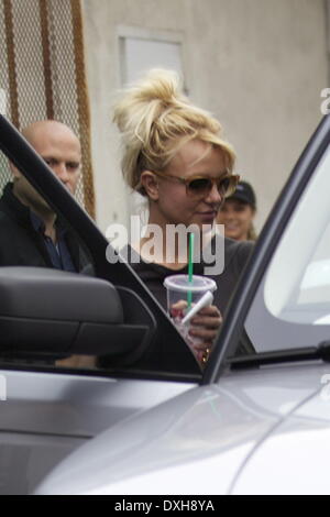 Britney Spears mit strubbeligem Haar, als sie zurück nach dem Ausscheiden aus einem Geschäft in West Hollywood, in ein Fahrzeug mit einem Starbucks Getränke Los Angeles, Kalifornien - 15.11.12 Featuring: Britney Spears bei: 15. November 2012 Stockfoto