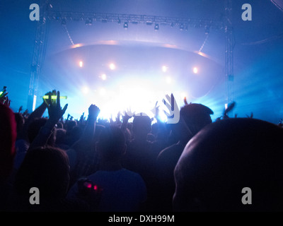 Silhouette der Menschenmenge mit Blick auf Bühne beim Musikfestival Stockfoto