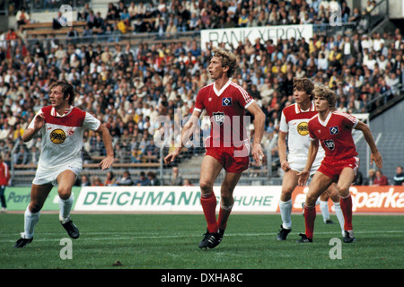 Fußball, Bundesliga, 1983/1984, Rheinstadion, Fortuna Düsseldorf gegen Hamburger SV 2:3, Szene des Spiels, v.l.n.r.: Ruediger Wenzel (Fortuna), Dietmar Jakobs (HSV), Atli Edvaldsson (Fortuna), Michael Schröder (HSV) Stockfoto