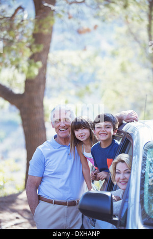 Porträt der glückliche Familie innen und außen Auto Stockfoto