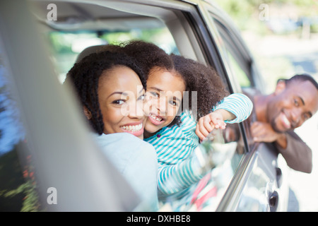 Porträt der glückliche Familie gelehnt, Autoscheiben Stockfoto