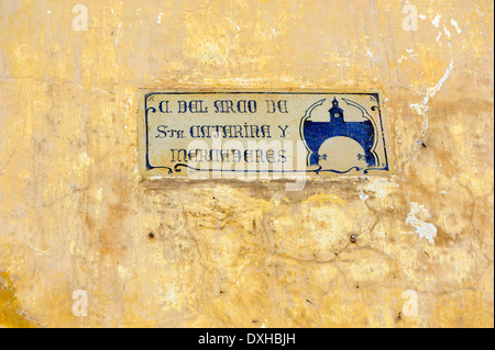 Straßenschild für Calle del Arco de Santa Catarina y Mercaderes, Sankt Catalina Arch, in Calle 2. Antigua Guatemala Stockfoto