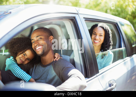 Porträt der glückliche Familie Auto Stockfoto