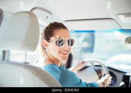 Porträt der selbstbewusste Frau mit Sonnenbrille fahren Autos Stockfoto