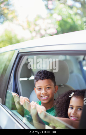 Porträt von glücklich Bruder und Schwester aus Autofenster gelehnt Stockfoto