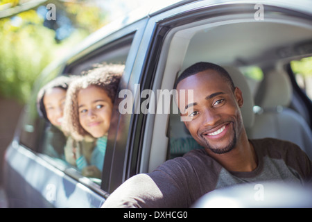 Porträt der glückliche Familie gelehnt, Autoscheiben Stockfoto