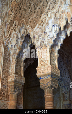 Arabesque maurischen Tropfsteinhöhle oder Morcabe decken, Palacios Nazaries der Alhambra. Granada, Andalusien, Spanien.