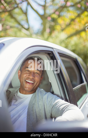 Portrait von senior Mann lachend im Auto Stockfoto