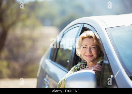 Porträt der selbstbewusste ältere Frau aus Autofenster gelehnt Stockfoto