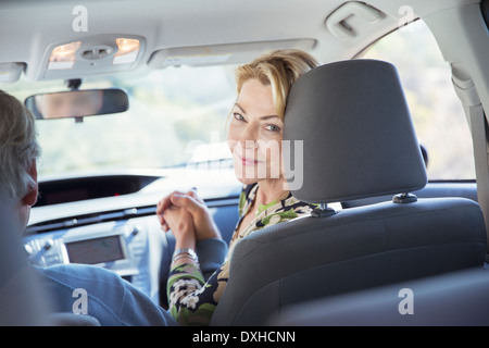 Porträt der lächelnde Frau in Auto Stockfoto