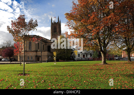 Herbst, Derby Kathedrale Kirche aller Heiligen, Cathedral Quarter, Derby Stadtzentrum, Derbyshire, England, UK Stockfoto