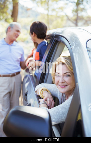 Großeltern und Enkel, innen und außen Auto Stockfoto