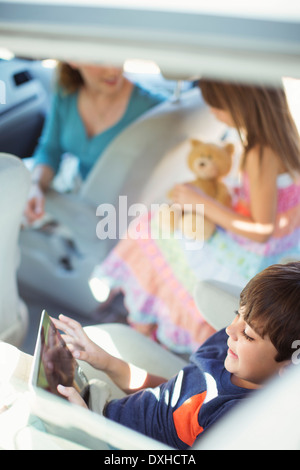 Junge mit digital-Tablette im Rücksitz des Wagens Stockfoto