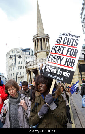 London, UK. 26. März 2014. Tausende von Lehrern schlagen und marschierten durch die Londoner aus Protest gegen Bildung Sekretär Michael Gove vorgeschlagenen Pensionskürzungen und Reformen im Bildungswesen einschließlich leistungsgerechte Bezahlung und längere Arbeitszeiten in central London, UK, auf Dienstag, 25. März 2014. Bildnachweis: FARHAD BERAHMAN/Alamy Live-Nachrichten Stockfoto