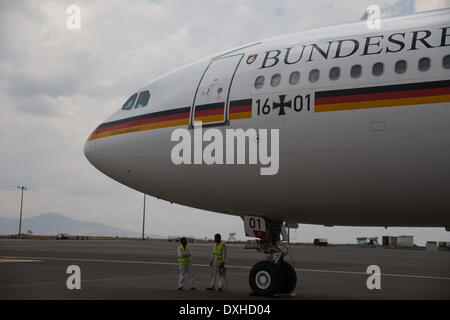 Daresalam, Tansania. 25. März 2014. Flughafen-Mitarbeiter stehen neben der Bundesregierung Airbus A340-300 "Konrad Adenauer" während des Fluges von Addis Abeba nach Daresalam, Tansania, 25. März 2014. Bundesaußenminister Steinmeier hat in Addis Abeba als geplant, weil das Flugzeug der Regierung auch weiterhin durch die Entwicklung von Rauch war nicht länger bleiben. Foto: MICHAEL KAPPELER/Dpa/Alamy Live News Stockfoto