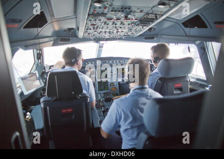 Daresalam, Tansania. 25. März 2014. Die deutsche Regierung Airbus A340-300 "Konrad Adenauer" fliegen Piloten während des Fluges von Addis Abeba nach Daresalam, Tansania, 25. März 2014. Bundesaußenminister Steinmeier hat in Addis Abeba als geplant, weil das Flugzeug der Regierung auch weiterhin durch die Entwicklung von Rauch war nicht länger bleiben. Foto: MICHAEL KAPPELER/Dpa/Alamy Live News Stockfoto