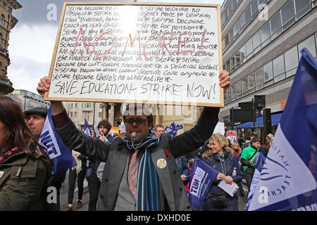 London, UK. 26. März 2014. Tausende von Lehrern schlagen und marschierten durch die Londoner aus Protest gegen Bildung Sekretär Michael Gove vorgeschlagenen Pensionskürzungen und Reformen im Bildungswesen einschließlich leistungsgerechte Bezahlung und längere Arbeitszeiten in central London, UK, auf Dienstag, 25. März 2014. Bildnachweis: FARHAD BERAHMAN/Alamy Live-Nachrichten Stockfoto