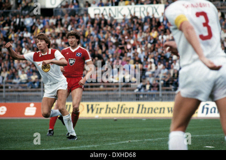 Fußball, Bundesliga, 1983/1984, Rheinstadion, Fortuna Düsseldorf gegen Hamburger SV 2:3, Szene des Spiels, Atli Edvaldsson (Fortuna) links und Dieter Schatzschneider (HSV) Stockfoto