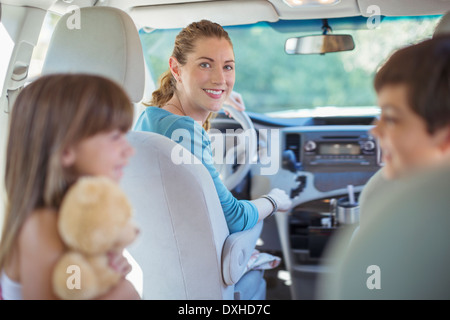 Porträt von lächelnden Mutter mit der Familie im Auto Stockfoto