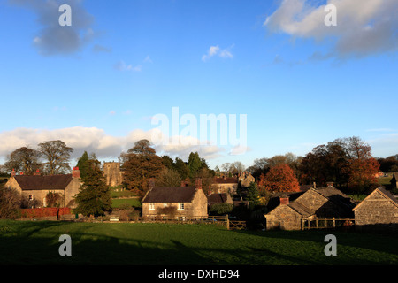 Herbst, Dorf grün und Teich, Tissington Dorf, Peak District National Park, Derbyshire, England, UK Stockfoto