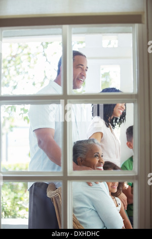 Glückliche mehr-Generationen-Familie auf Veranda Stockfoto